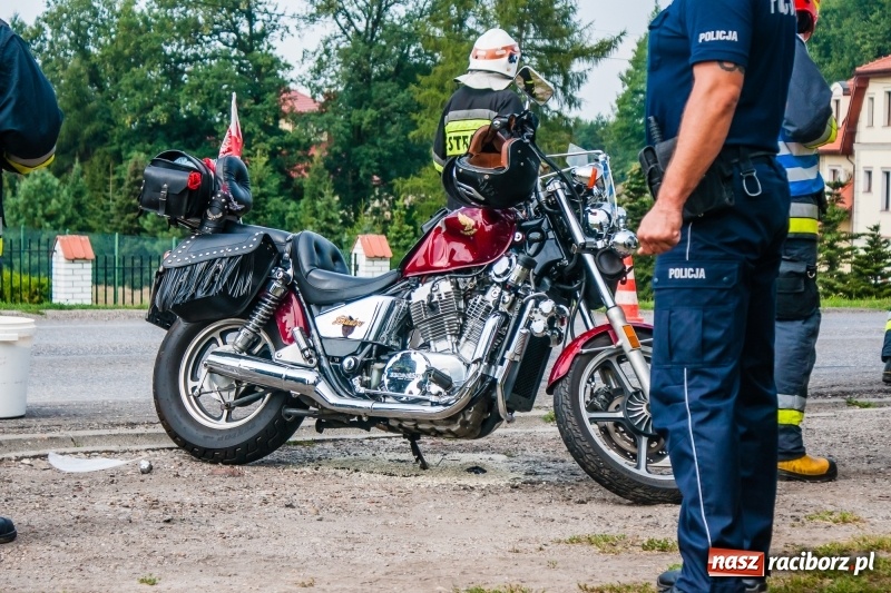 Zdjęcie w galerii na portalu naszraciborz.pl: Zderzenie hondy dostawczym citroenem w Pogrzebieniu. Poważne obrażenia motocyklisty FOTO wiadomości z regionu