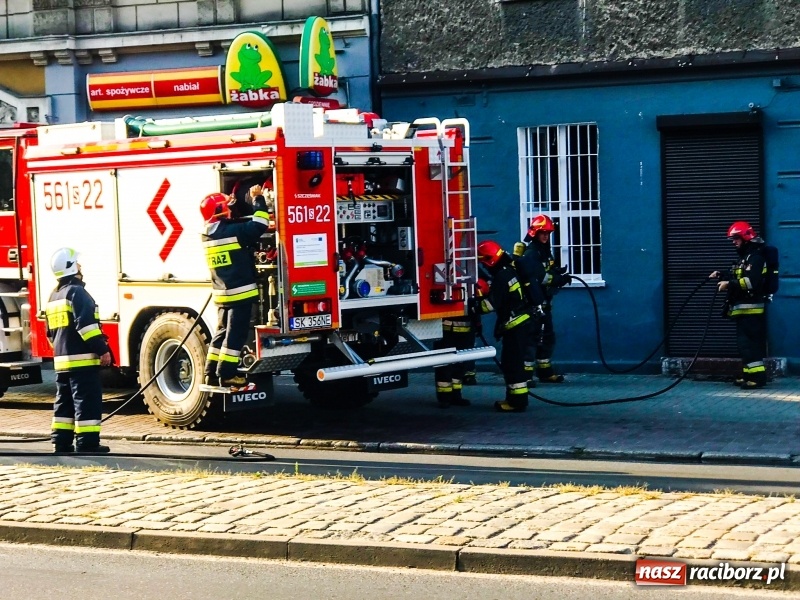 Zdjęcie w galerii na portalu naszraciborz.pl: Zapylenie wyglądało jak zadymienie. W akcji trzy wozy strażackie wiadomości z regionu