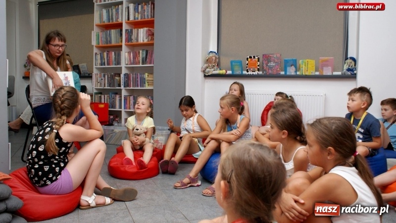 Zdjęcie w galerii na portalu naszraciborz.pl: Lato z biblioteką. Misiowy wtorek, potworny czwartek wiadomości z regionu