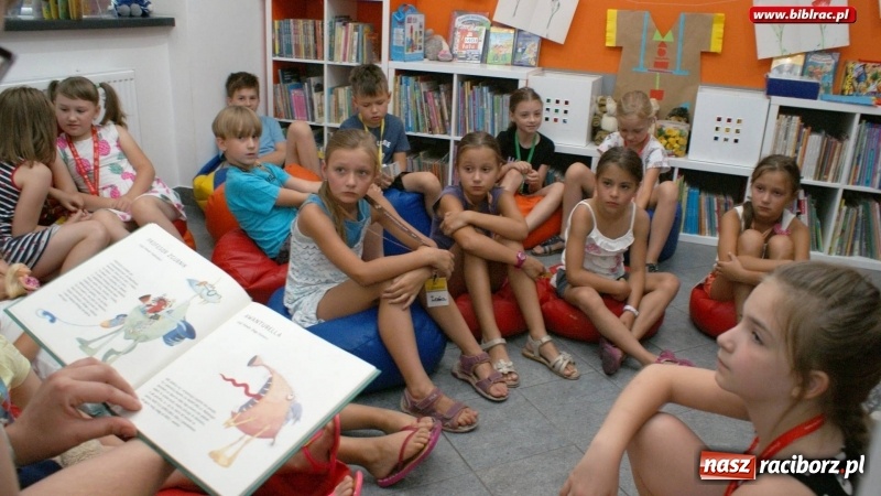 Zdjęcie w galerii na portalu naszraciborz.pl: Lato z biblioteką. Misiowy wtorek, potworny czwartek wiadomości z regionu