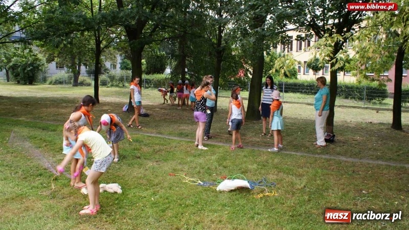 Zdjęcie w galerii na portalu naszraciborz.pl: Lato z biblioteką. Misiowy wtorek, potworny czwartek wiadomości z regionu