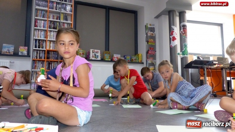 Zdjęcie w galerii na portalu naszraciborz.pl: Lato z biblioteką. Misiowy wtorek, potworny czwartek wiadomości z regionu