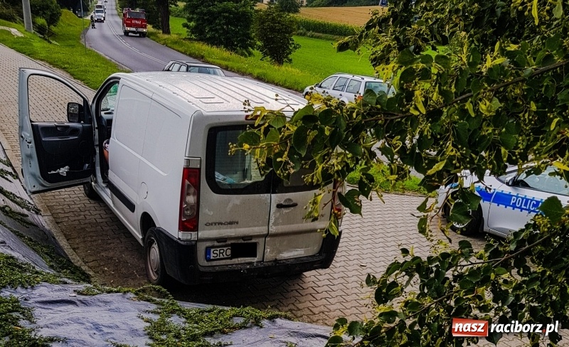 Zdjęcie w galerii na portalu naszraciborz.pl: W Pawłowie corsa wjechała w tył citroena  wiadomości z regionu