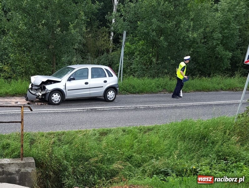Zdjęcie w galerii na portalu naszraciborz.pl: W Pawłowie corsa wjechała w tył citroena  wiadomości z regionu