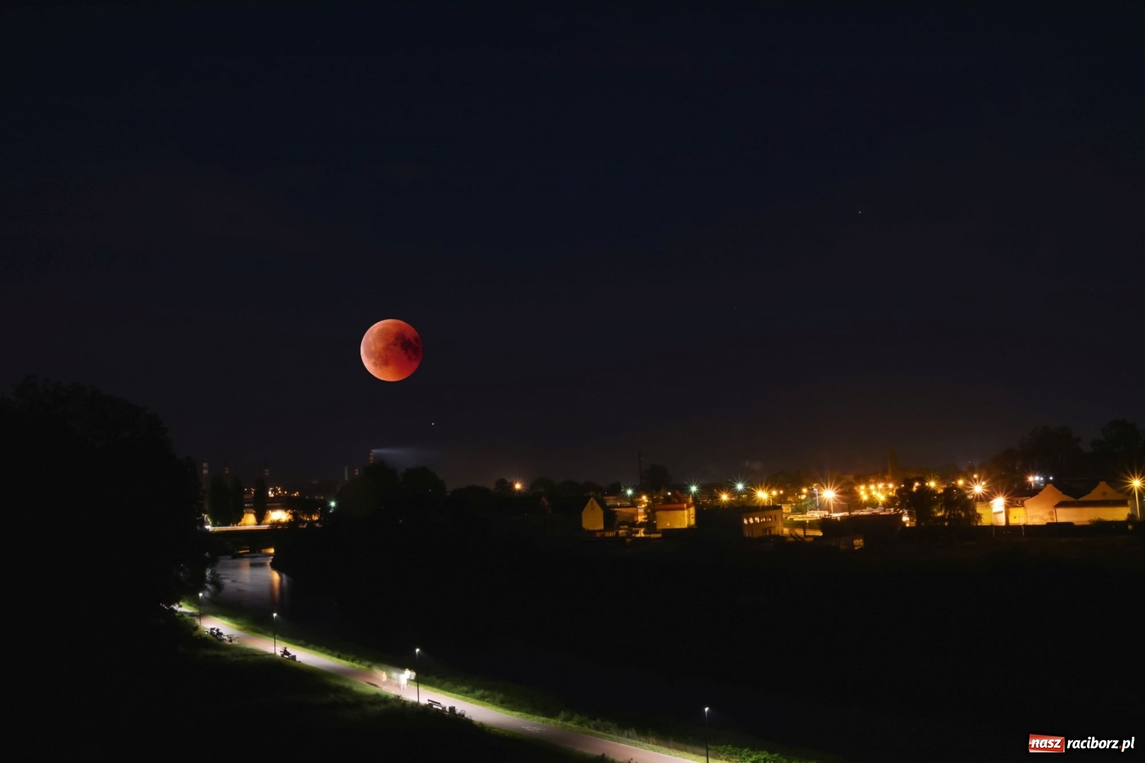 Zdjęcie w galerii na portalu naszraciborz.pl: Zaćmienie Księżyca nad raciborskimi bulwarami  wiadomości z regionu