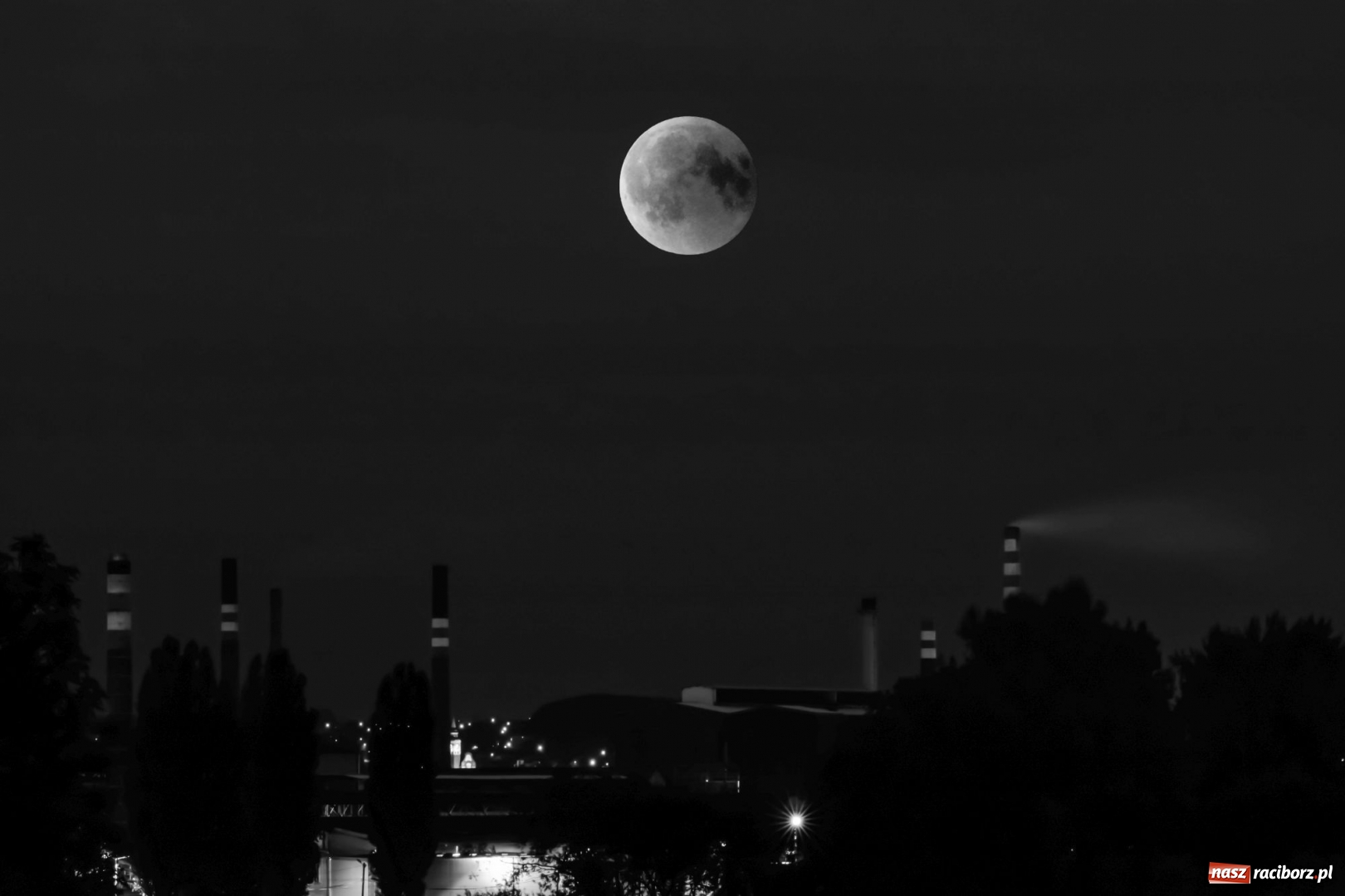 Zdjęcie w galerii na portalu naszraciborz.pl: Zaćmienie Księżyca nad raciborskimi bulwarami  wiadomości z regionu
