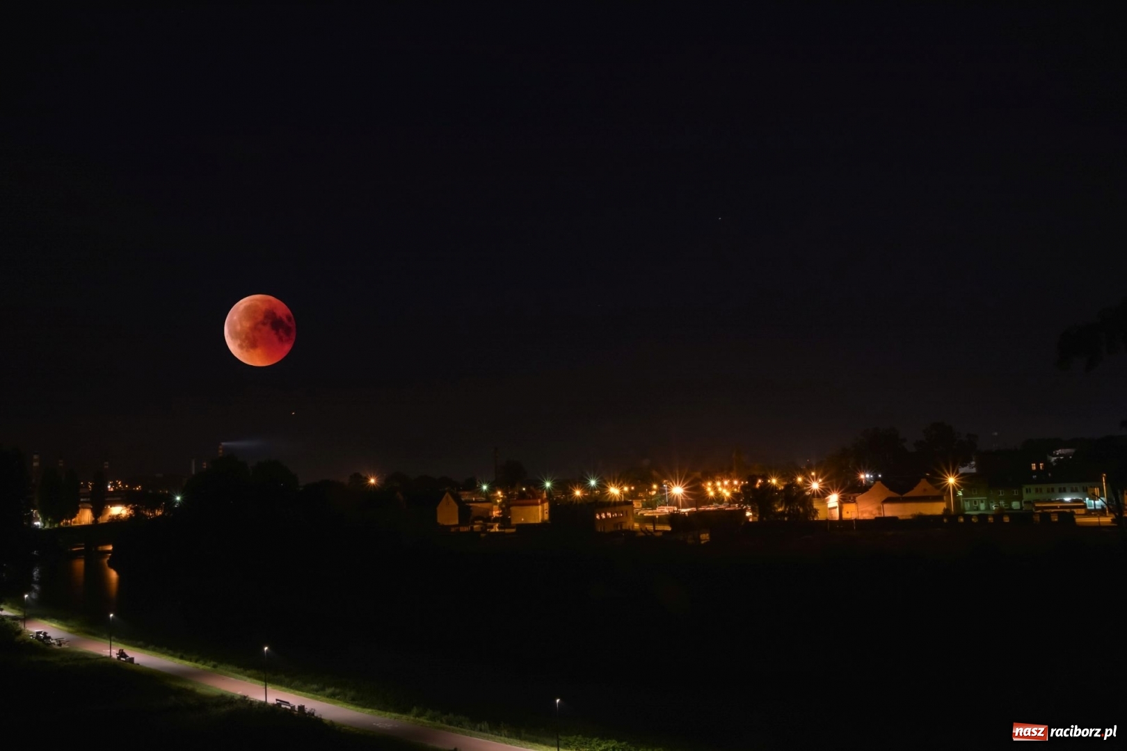 Zdjęcie w galerii na portalu naszraciborz.pl: Zaćmienie Księżyca nad raciborskimi bulwarami  wiadomości z regionu