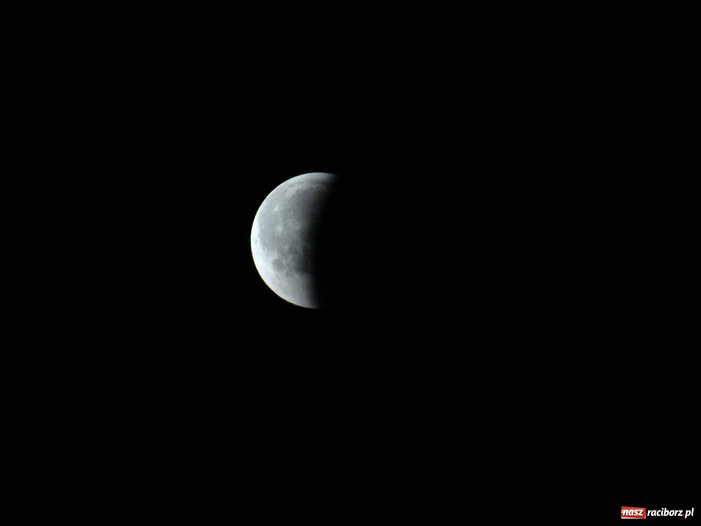 Zdjęcie w galerii na portalu naszraciborz.pl: Zaćmienie Księżyca nad raciborskimi bulwarami  wiadomości z regionu