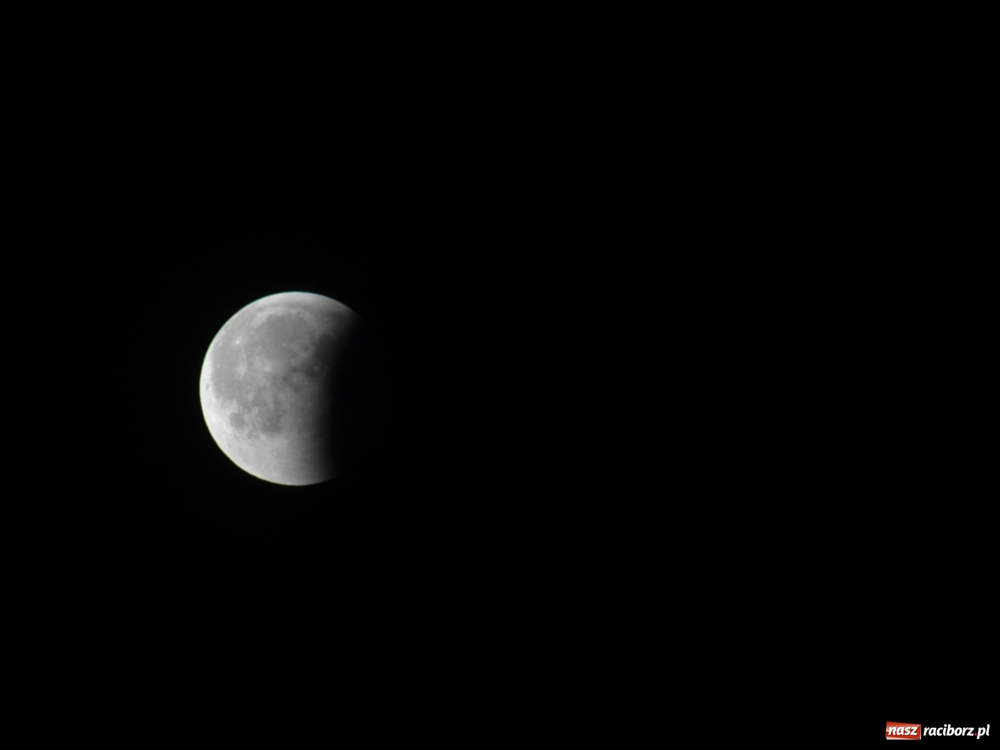 Zdjęcie w galerii na portalu naszraciborz.pl: Zaćmienie Księżyca nad raciborskimi bulwarami  wiadomości z regionu