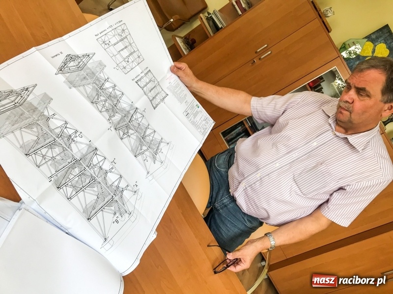 Zdjęcie w galerii na portalu naszraciborz.pl: W Pietrowicach Wielkich budują wieżę widokową przy kościółku św. Krzyża wiadomości z regionu