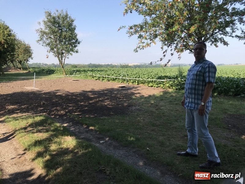 Zdjęcie w galerii na portalu naszraciborz.pl: W Pietrowicach Wielkich budują wieżę widokową przy kościółku św. Krzyża wiadomości z regionu