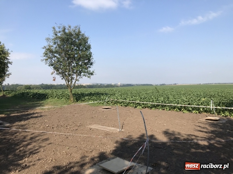 Zdjęcie w galerii na portalu naszraciborz.pl: W Pietrowicach Wielkich budują wieżę widokową przy kościółku św. Krzyża wiadomości z regionu