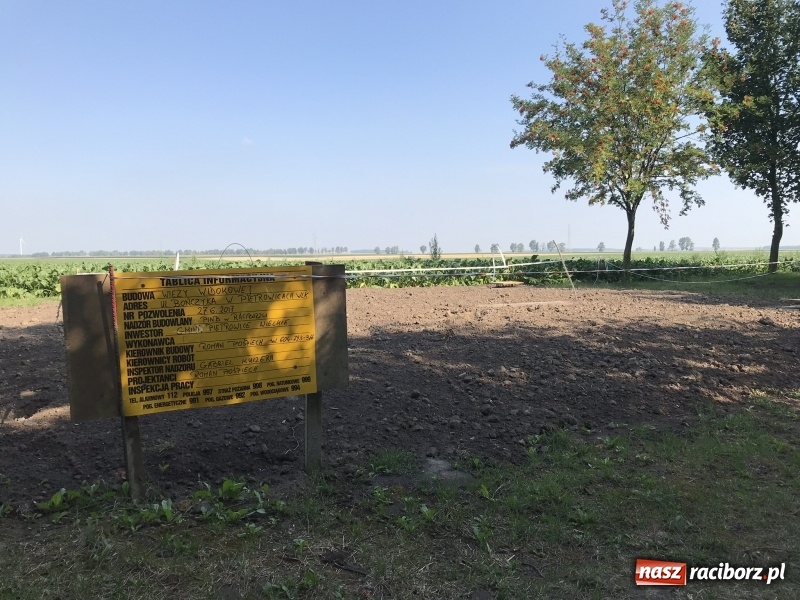 Zdjęcie w galerii na portalu naszraciborz.pl: W Pietrowicach Wielkich budują wieżę widokową przy kościółku św. Krzyża wiadomości z regionu