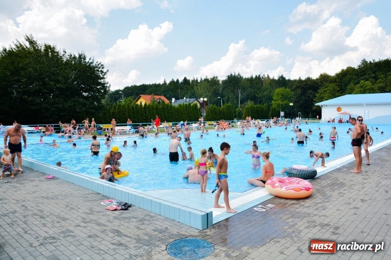 Zdjęcie w galerii na portalu naszraciborz.pl: W Szymocicach i pod Oborą tłumy jak w nadmorskich kurortach  wiadomości z regionu