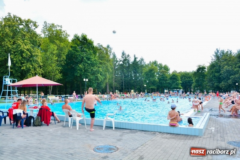 Zdjęcie w galerii na portalu naszraciborz.pl: W Szymocicach i pod Oborą tłumy jak w nadmorskich kurortach  wiadomości z regionu