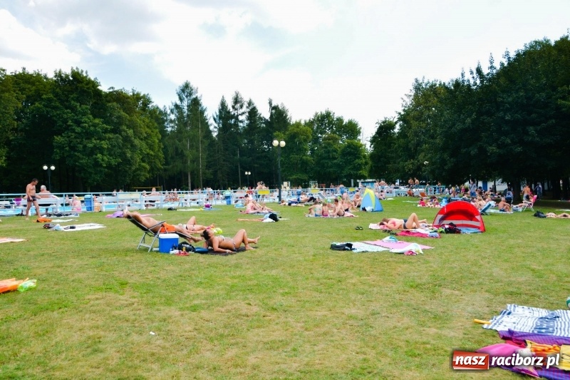 Zdjęcie w galerii na portalu naszraciborz.pl: W Szymocicach i pod Oborą tłumy jak w nadmorskich kurortach  wiadomości z regionu