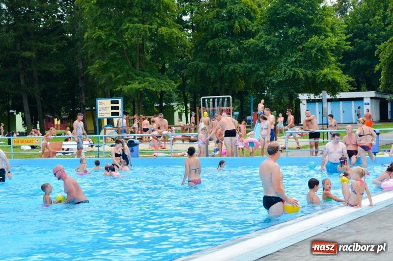 Zdjęcie w galerii na portalu naszraciborz.pl: W Szymocicach i pod Oborą tłumy jak w nadmorskich kurortach  wiadomości z regionu