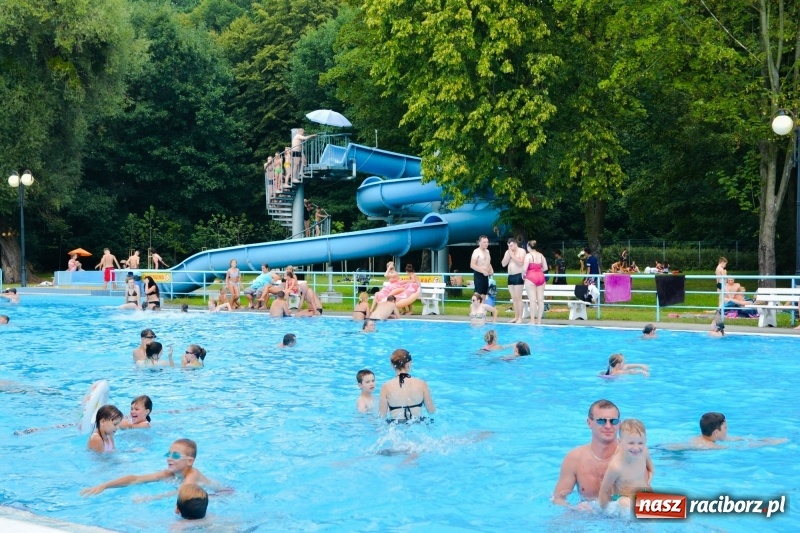 Zdjęcie w galerii na portalu naszraciborz.pl: W Szymocicach i pod Oborą tłumy jak w nadmorskich kurortach  wiadomości z regionu