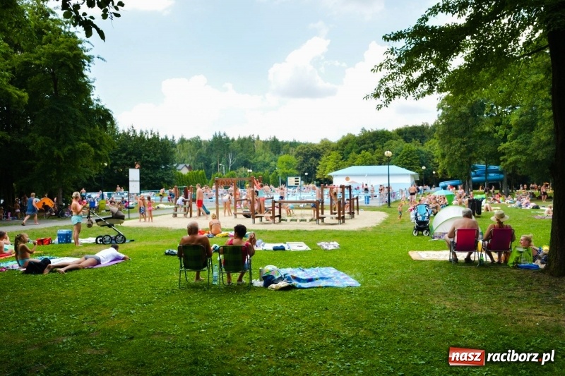 Zdjęcie w galerii na portalu naszraciborz.pl: W Szymocicach i pod Oborą tłumy jak w nadmorskich kurortach  wiadomości z regionu