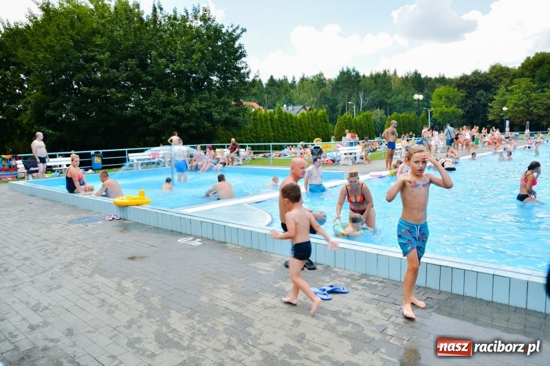 Zdjęcie w galerii na portalu naszraciborz.pl: W Szymocicach i pod Oborą tłumy jak w nadmorskich kurortach  wiadomości z regionu