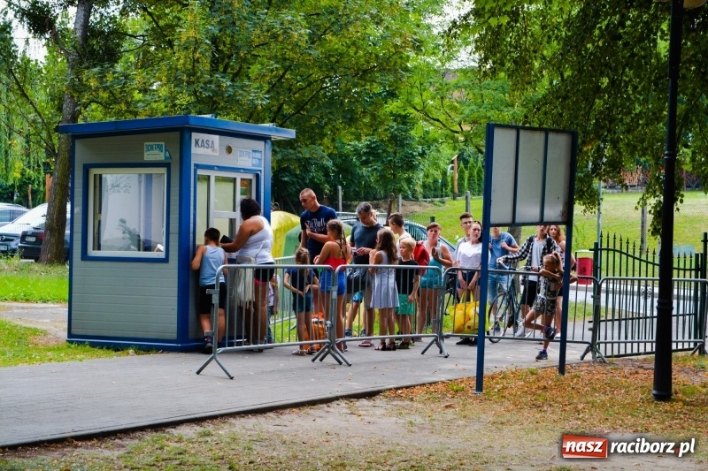 Zdjęcie w galerii na portalu naszraciborz.pl: W Szymocicach i pod Oborą tłumy jak w nadmorskich kurortach  wiadomości z regionu