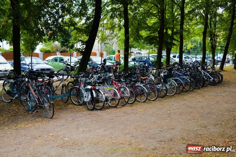 Zdjęcie w galerii na portalu naszraciborz.pl: W Szymocicach i pod Oborą tłumy jak w nadmorskich kurortach  wiadomości z regionu