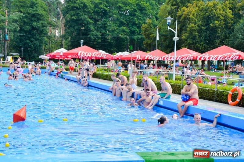 Zdjęcie w galerii na portalu naszraciborz.pl: W Szymocicach i pod Oborą tłumy jak w nadmorskich kurortach  wiadomości z regionu