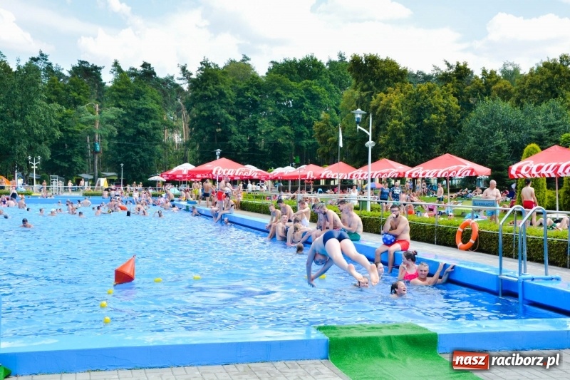 Zdjęcie w galerii na portalu naszraciborz.pl: W Szymocicach i pod Oborą tłumy jak w nadmorskich kurortach  wiadomości z regionu