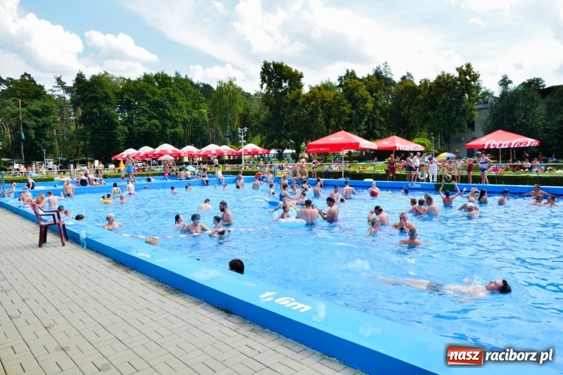 Zdjęcie w galerii na portalu naszraciborz.pl: W Szymocicach i pod Oborą tłumy jak w nadmorskich kurortach  wiadomości z regionu