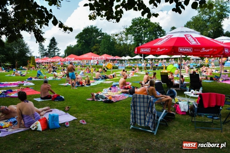 Zdjęcie w galerii na portalu naszraciborz.pl: W Szymocicach i pod Oborą tłumy jak w nadmorskich kurortach  wiadomości z regionu