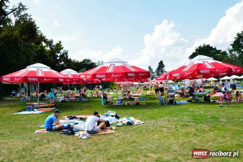 Zdjęcie w galerii na portalu naszraciborz.pl: W Szymocicach i pod Oborą tłumy jak w nadmorskich kurortach  wiadomości z regionu