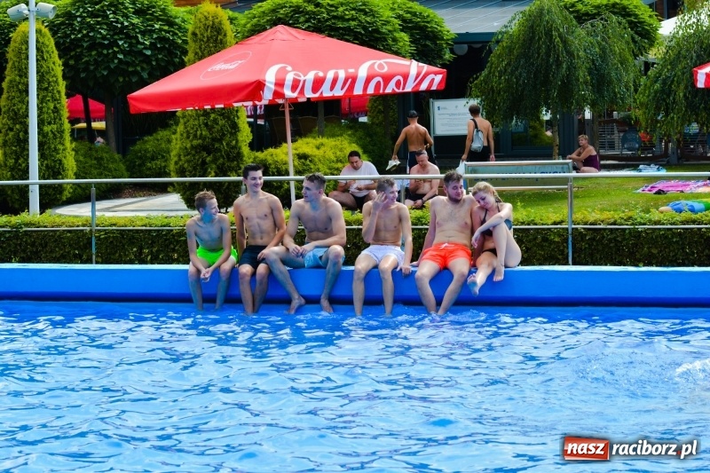 Zdjęcie w galerii na portalu naszraciborz.pl: W Szymocicach i pod Oborą tłumy jak w nadmorskich kurortach  wiadomości z regionu