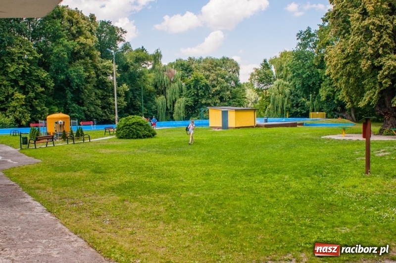 Zdjęcie w galerii na portalu naszraciborz.pl: W Szymocicach i pod Oborą tłumy jak w nadmorskich kurortach  wiadomości z regionu