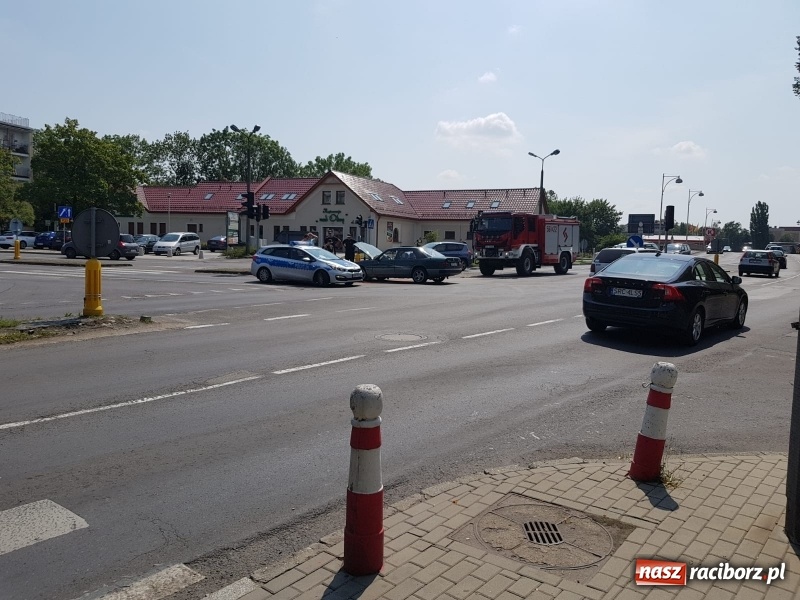 Zdjęcie w galerii na portalu naszraciborz.pl: Zderzenie mercedesa i seata przy Mechaniku. Dwie osoby w szpitalu wiadomości z regionu