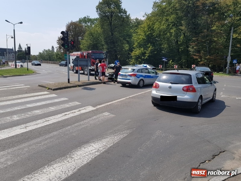 Zdjęcie w galerii na portalu naszraciborz.pl: Zderzenie mercedesa i seata przy Mechaniku. Dwie osoby w szpitalu wiadomości z regionu