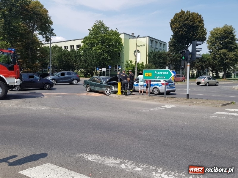 Zdjęcie w galerii na portalu naszraciborz.pl: Zderzenie mercedesa i seata przy Mechaniku. Dwie osoby w szpitalu wiadomości z regionu