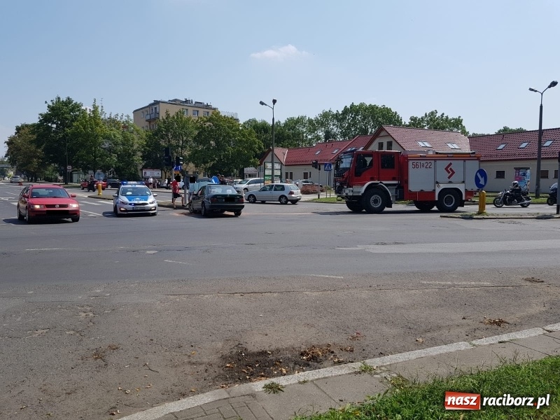 Zdjęcie w galerii na portalu naszraciborz.pl: Zderzenie mercedesa i seata przy Mechaniku. Dwie osoby w szpitalu wiadomości z regionu