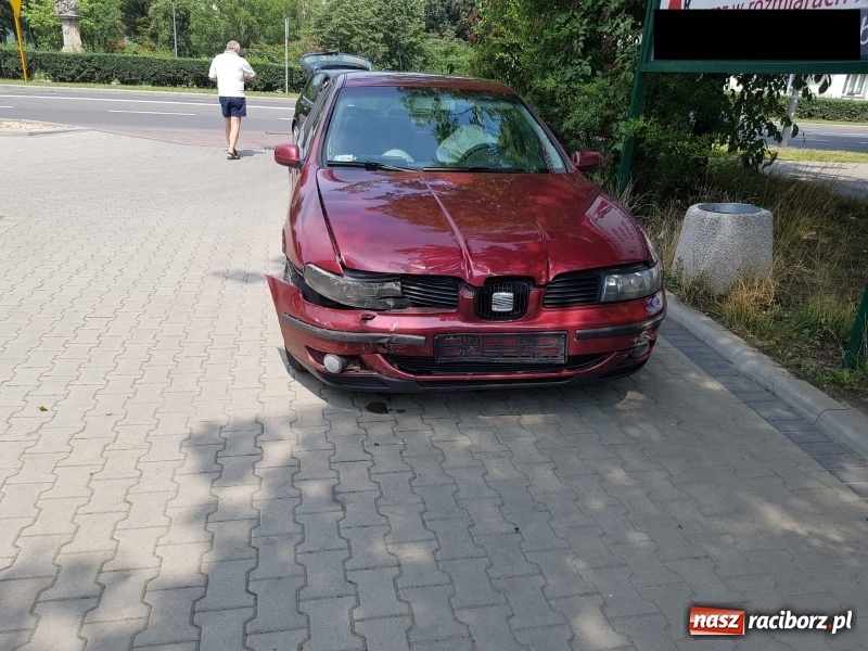 Zdjęcie w galerii na portalu naszraciborz.pl: Zderzenie mercedesa i seata przy Mechaniku. Dwie osoby w szpitalu wiadomości z regionu