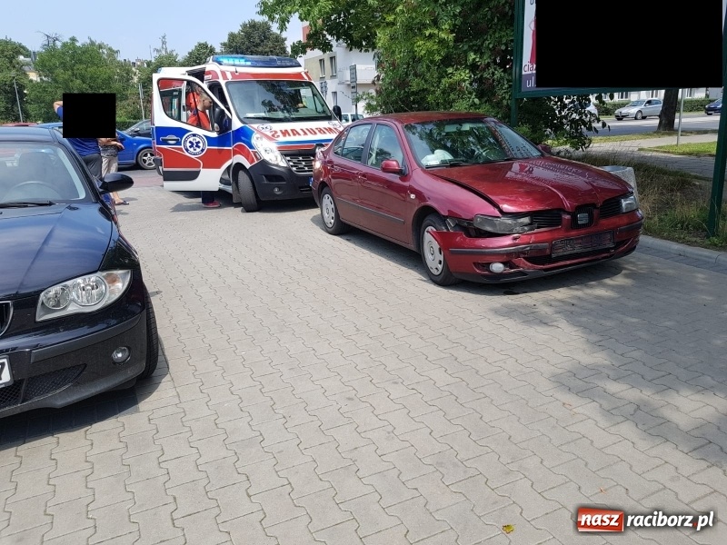 Zdjęcie w galerii na portalu naszraciborz.pl: Zderzenie mercedesa i seata przy Mechaniku. Dwie osoby w szpitalu wiadomości z regionu