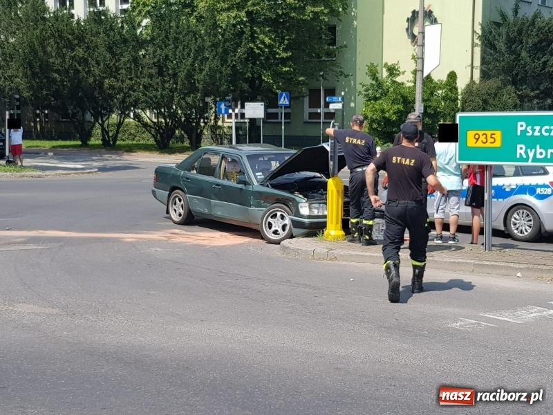 Zdjęcie w galerii na portalu naszraciborz.pl: Zderzenie mercedesa i seata przy Mechaniku. Dwie osoby w szpitalu wiadomości z regionu