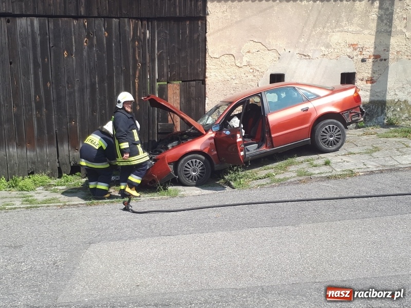 Zdjęcie w galerii na portalu naszraciborz.pl: 18-letni kierowca audi wjechał w stodołę w Krzanowicach  wiadomości z regionu