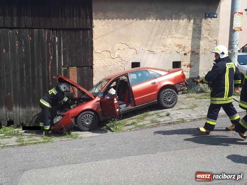 Zdjęcie w galerii na portalu naszraciborz.pl: 18-letni kierowca audi wjechał w stodołę w Krzanowicach  wiadomości z regionu
