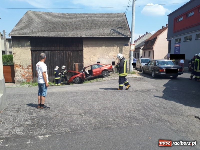 Zdjęcie w galerii na portalu naszraciborz.pl: 18-letni kierowca audi wjechał w stodołę w Krzanowicach  wiadomości z regionu