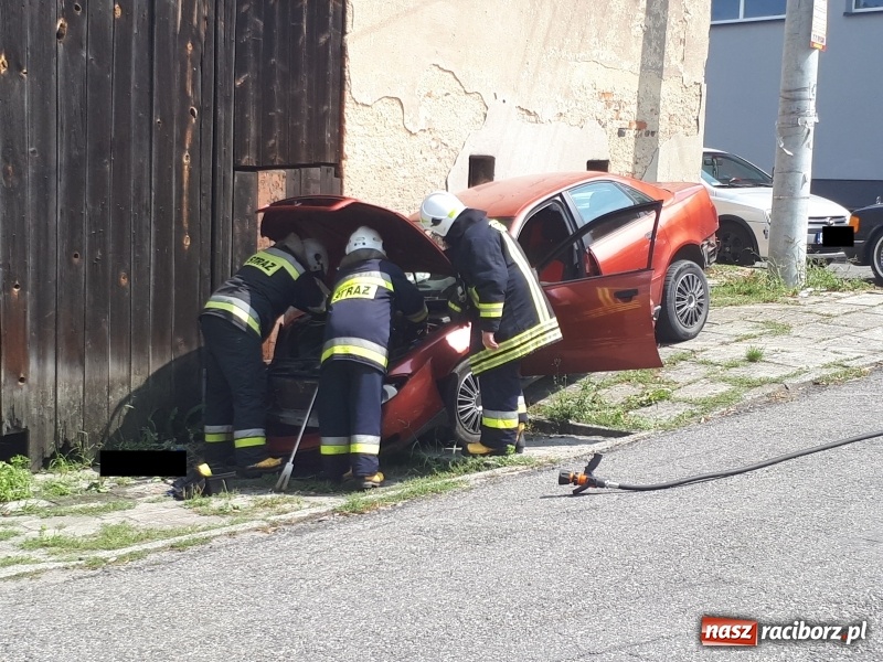 Zdjęcie w galerii na portalu naszraciborz.pl: 18-letni kierowca audi wjechał w stodołę w Krzanowicach  wiadomości z regionu