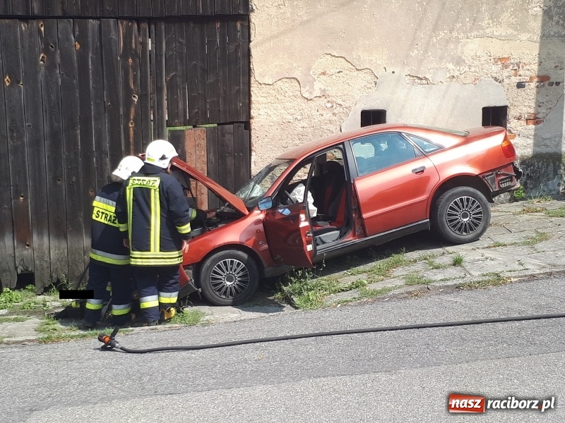 Zdjęcie w galerii na portalu naszraciborz.pl: 18-letni kierowca audi wjechał w stodołę w Krzanowicach  wiadomości z regionu