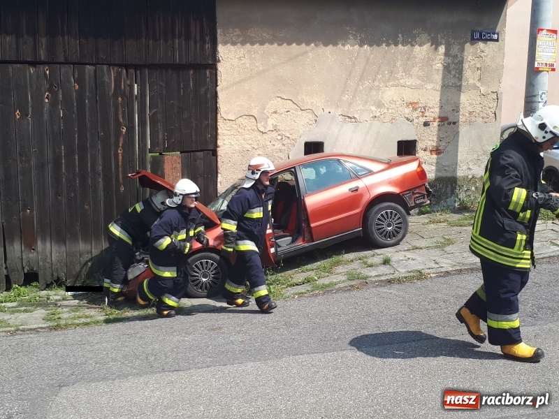 Zdjęcie w galerii na portalu naszraciborz.pl: 18-letni kierowca audi wjechał w stodołę w Krzanowicach  wiadomości z regionu