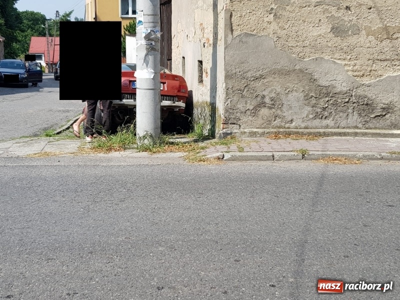 Zdjęcie w galerii na portalu naszraciborz.pl: 18-letni kierowca audi wjechał w stodołę w Krzanowicach  wiadomości z regionu