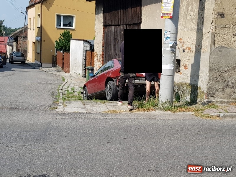 Zdjęcie w galerii na portalu naszraciborz.pl: 18-letni kierowca audi wjechał w stodołę w Krzanowicach  wiadomości z regionu