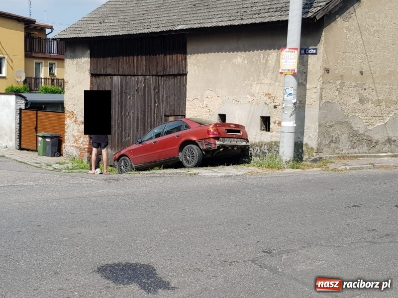 Zdjęcie w galerii na portalu naszraciborz.pl: 18-letni kierowca audi wjechał w stodołę w Krzanowicach  wiadomości z regionu