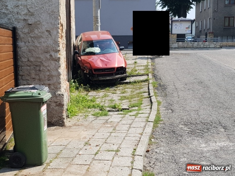 Zdjęcie w galerii na portalu naszraciborz.pl: 18-letni kierowca audi wjechał w stodołę w Krzanowicach  wiadomości z regionu